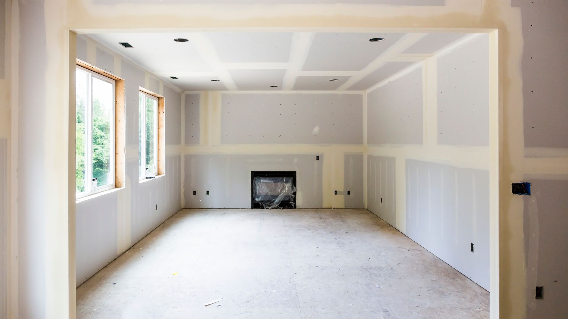 Maison avant travaux — ossature métallique, doublage en cours