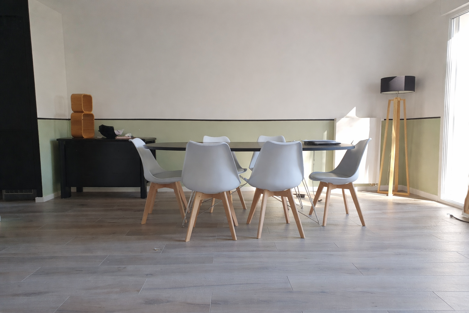 Salon après rénovation — cloison bicolore, finitions impeccables