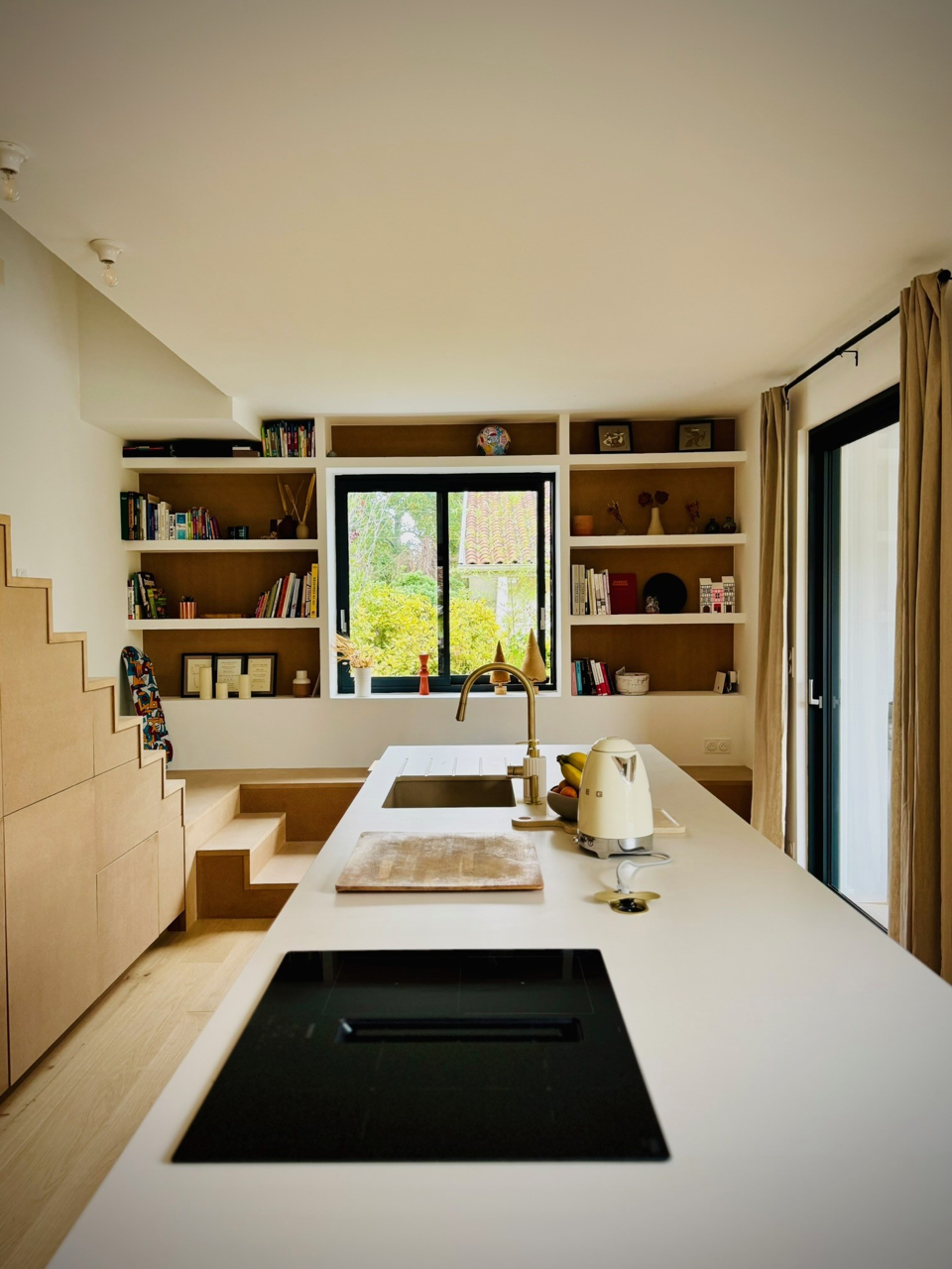 Cuisine avec bibliothèque intégrée placo — étagères encastrées sur mesure