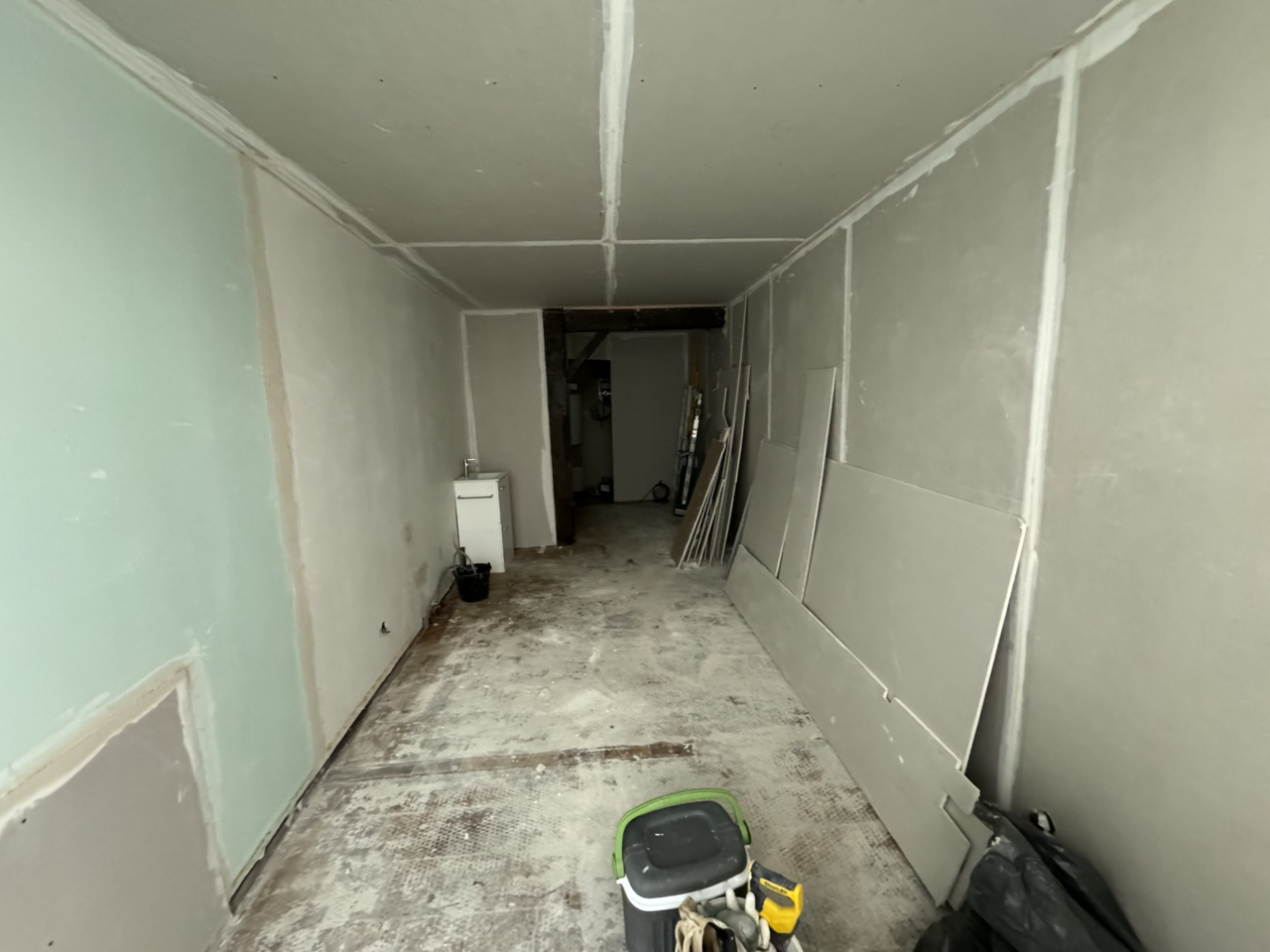 Boutique avant — local brut, cloisons placo non jointoyées