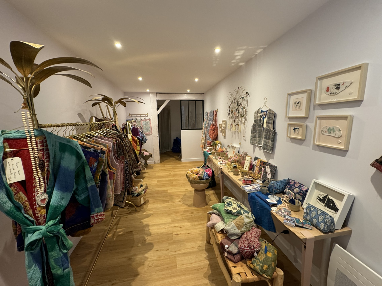 Boutique terminée — plafond avec spots encastrés, murs blancs lisses