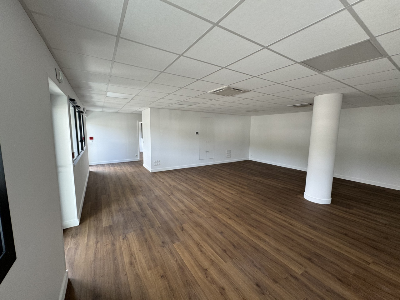 Bureaux open space terminés — faux plafond dalles acoustiques