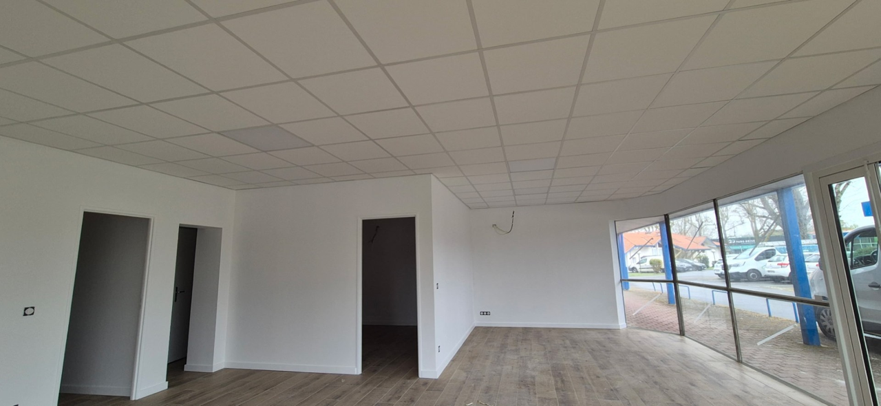 Faux plafond suspendu avec ossature métallique — local commercial Anglet